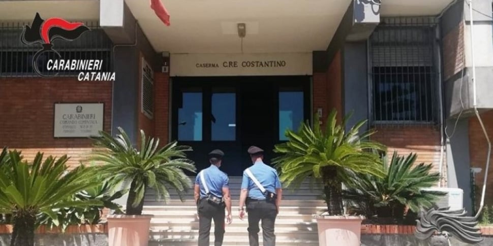 Ruba merce e denaro da distributori automatici di Acireale, denunciato