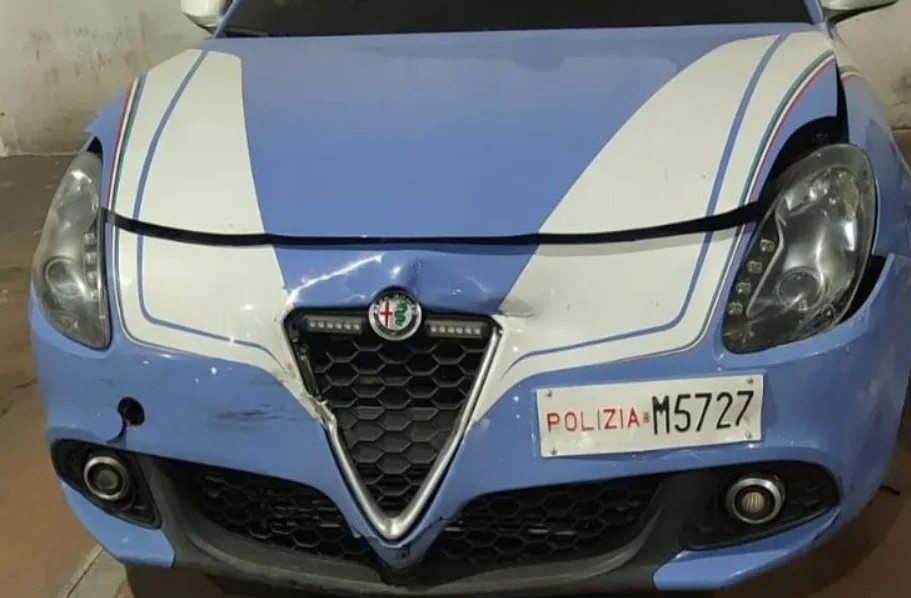 L'ex fidanzato rapina auto e borsa, sperona Volante: fermo a Caltanissetta