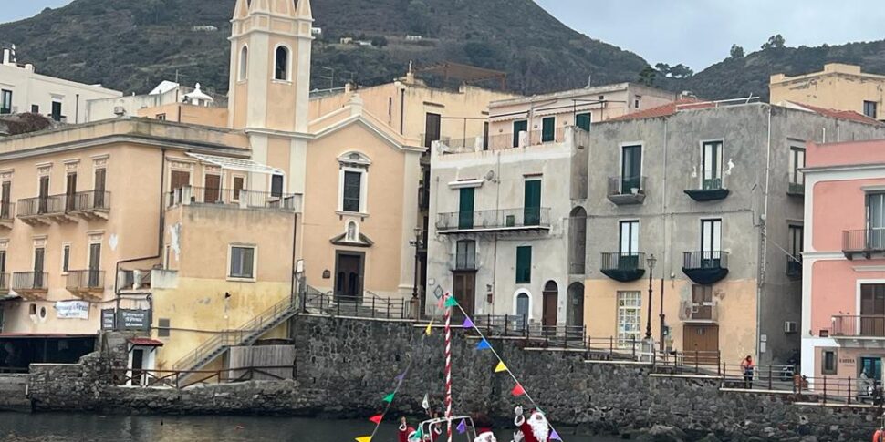 Lipari, Babbo Natale è arrivato dal mare: festa per lo sbarco al porto di Francesco Costanzo, nonnino di 85 anni