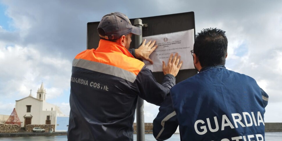 Lipari, ormeggi abusivi a Marina Corta: sequestrati i campi di boe, nove indagati