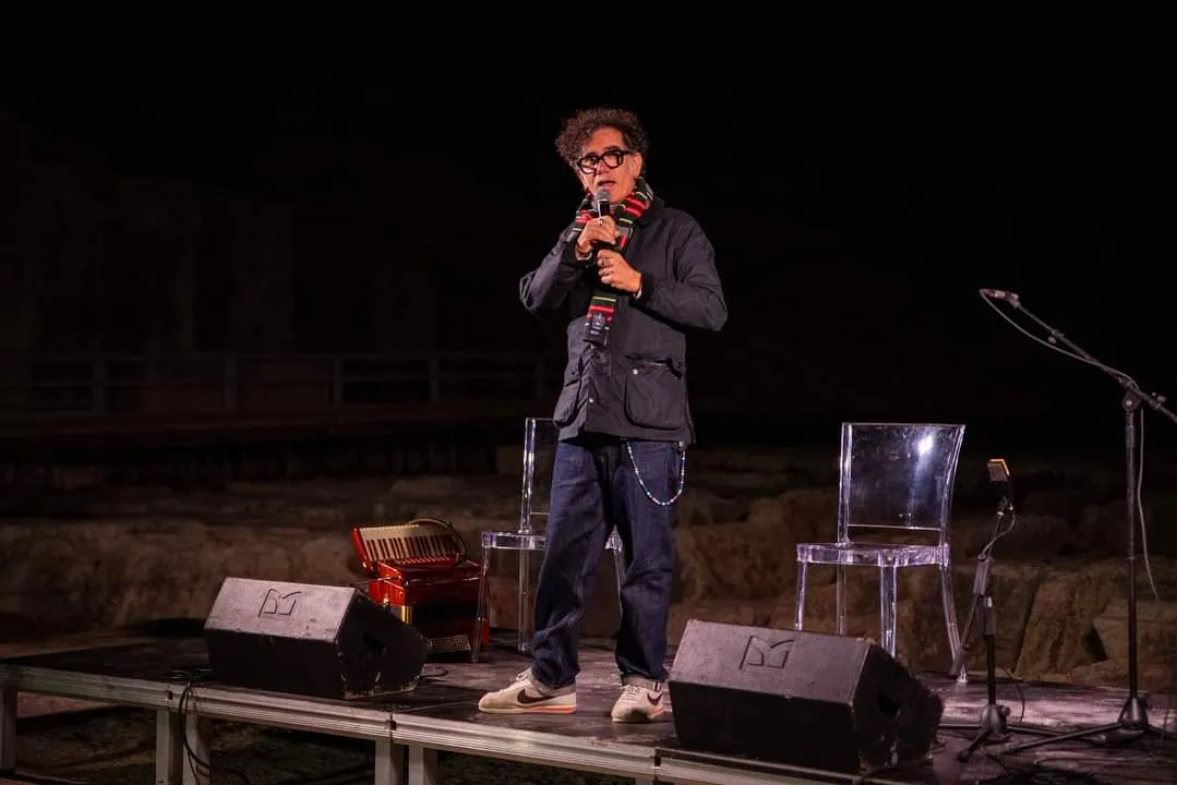 “Luci accese al Parco Archeologico di Siracusa” con musica dal vivo e atmosfera natalizia.
