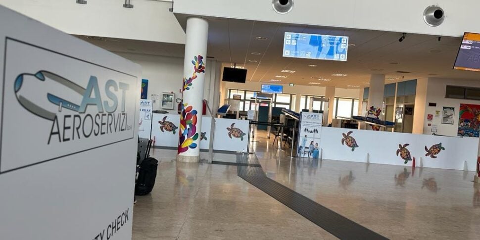 Si accende l'albero di Natale all'aeroporto di Lampedusa