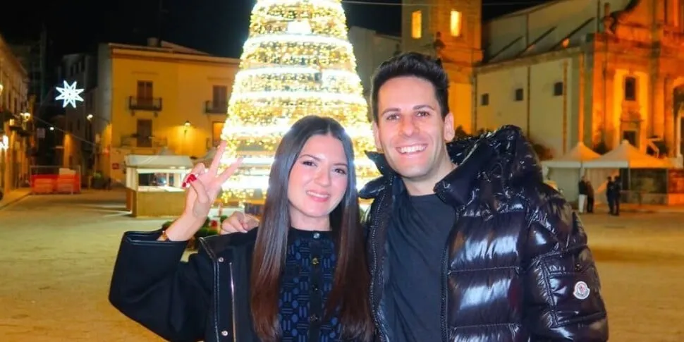 Luì e Sofì scelgono di trascorrere le vacanze di Natale a Partinico: gli auguri da piazza Duomo