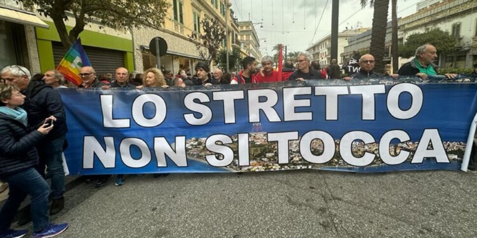 A Messina, una manifestazione contro il ponte sullo Stretto