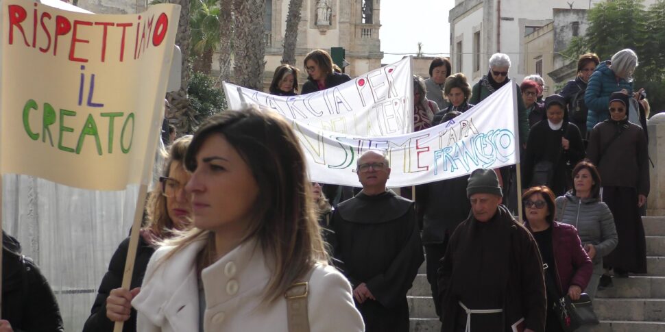 Marcia per il clima ad Alcamo, in strada i francescani: «Preoccupati per la vita sulla Terra»