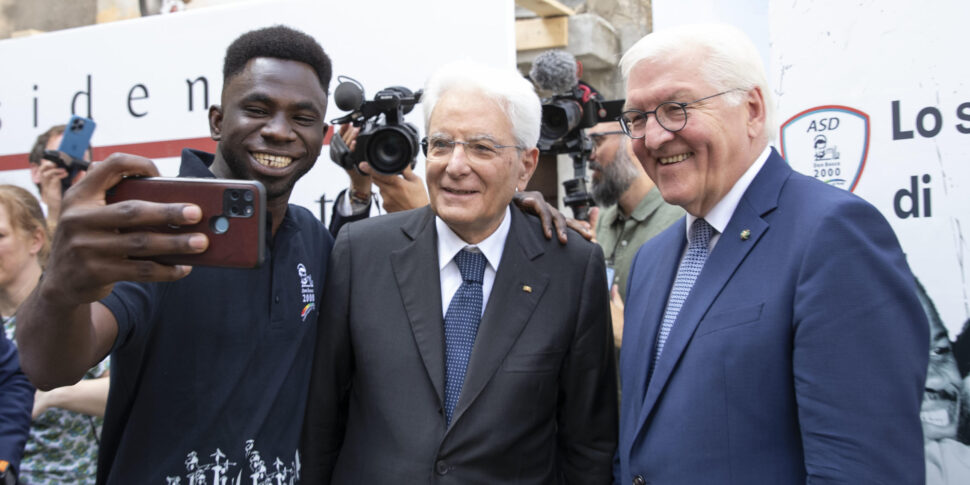 Mattarella: «I migranti sono un problema globale e l'accordo di Dublino è preistoria»