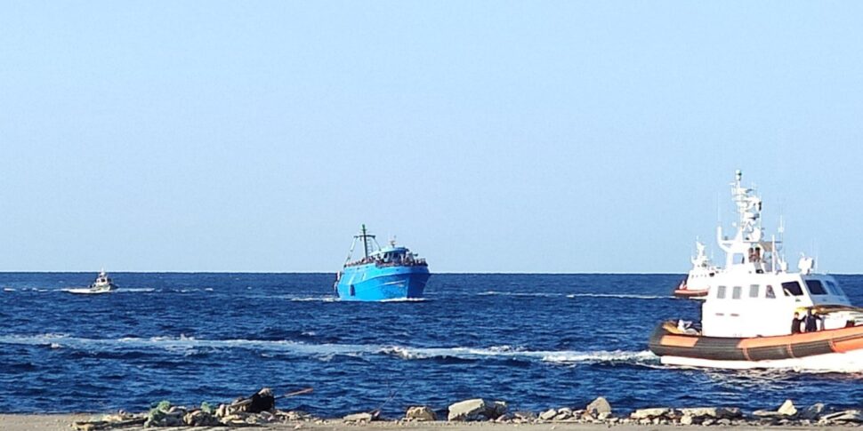 Maxi sbarco a Lampedusa, salvati 573 migranti: erano stipati su un barcone