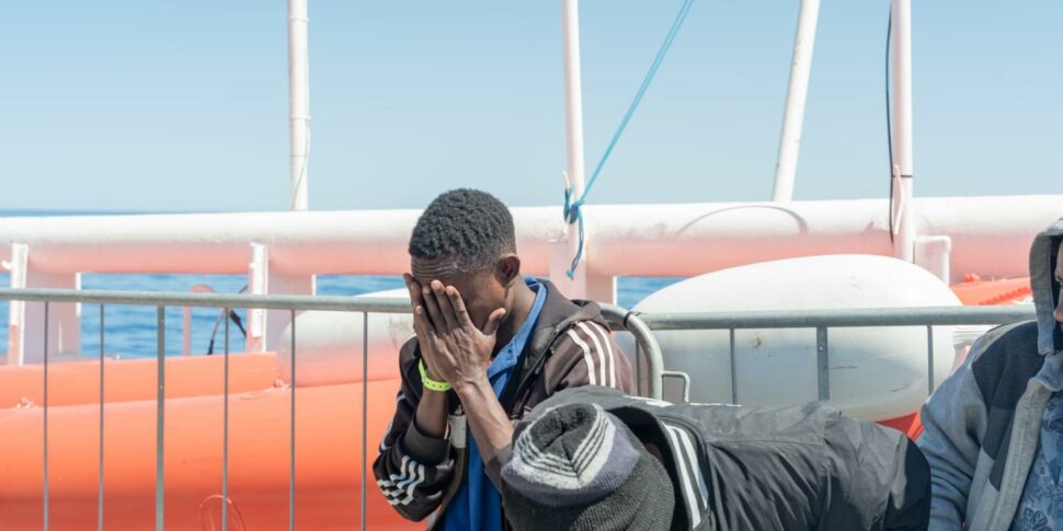 Migranti abbandonati dagli scafisti sugli scoglia a Lampedusa