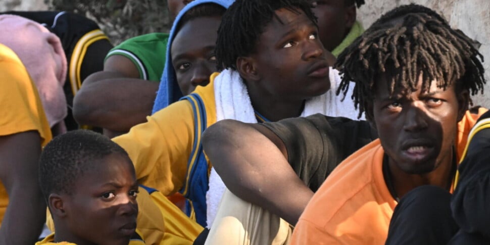 Migranti, a Lampedusa donne in gravidanza, adulti e bambini ustionati e malati