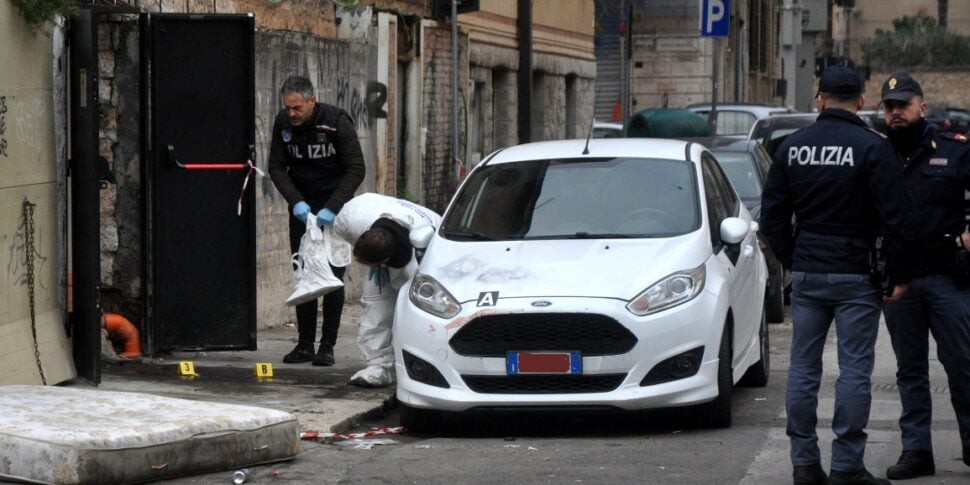 Le indagini sull'omicidio di Palermo: nei video gli spari, il fuggi fuggi e il corpo di Celesia trascinato per strada