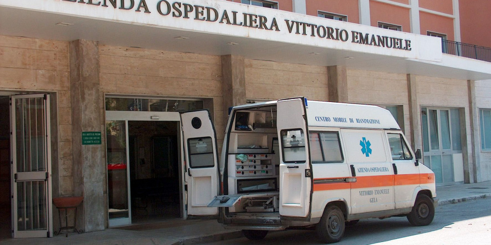 A Gela si stacca la sbarra della ringhiera di un balcone: feriti padre e figlio di quattro anni