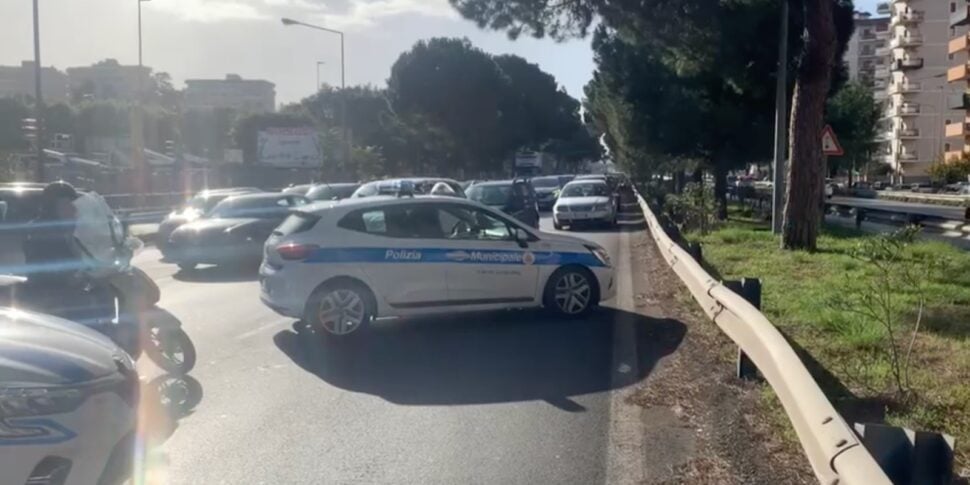 Palermo, Smart vola giù dal ponte di viale Lazio: un morto e un ferito in condizioni disperate