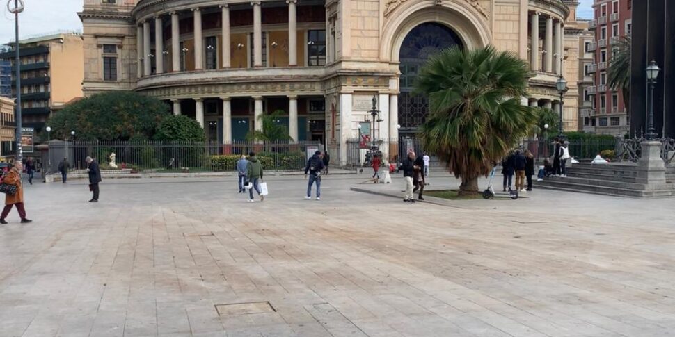 Palermo, rimosso l'albero di Natale al Politeama: «Ragioni di sicurezza per il concerto di Elodie»