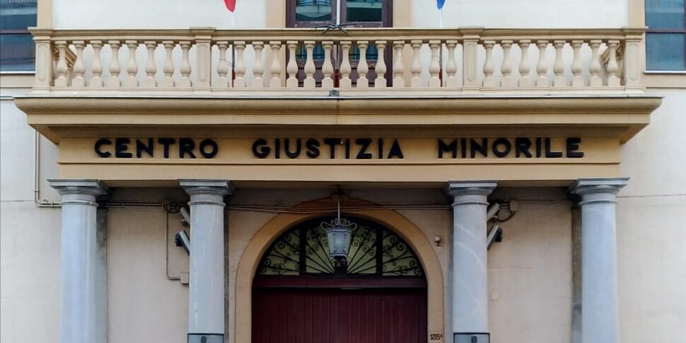 Palermo, al carcere minorile i detenuti pretendono tabacco e giochi da tavolo: sfiorata la sommossa