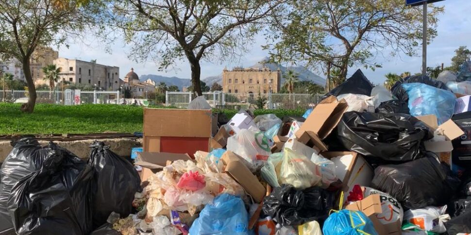 Palermo invasa dai rifiuti dopo le feste, cumuli di spazzatura in diversi quartieri