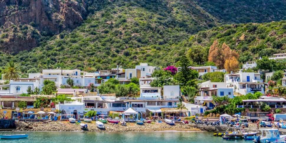 Panarea, la drammatica denuncia dei residenti: «In inverno i locali sono tutti chiusi e manca pure il latte»