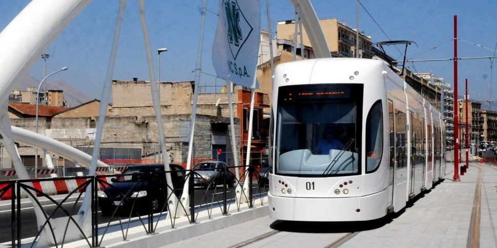 Paura in corso dei Mille a Palermo, ragazzini lanciano un petardo dentro al tram: autista in ospedale