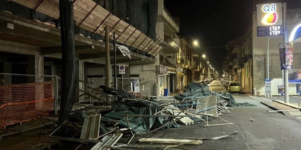 Santa Teresa Riva, un ponteggio si stacca dal prospetto e crolla in strada: nessun ferito