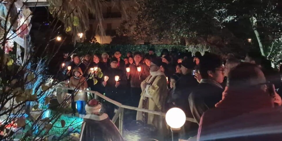 Natale a Lipari, vescovo e fedeli in processione per chiedere la pace nel mondo