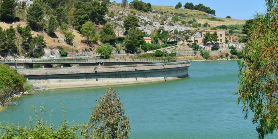 Niente acqua dal lago Arancio, colpa dell’alga rossa: protestano gli agricoltori di Sciacca