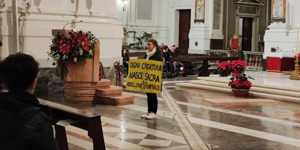 Protesta animalista in Cattedrale a Palermo, attivista in chiesa con uno striscione