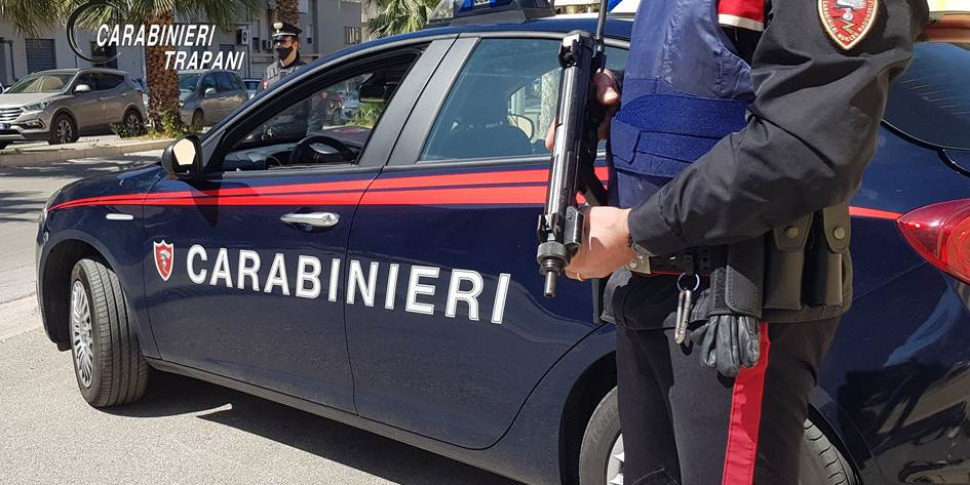 Rapinano un anziano e fuggono su un’auto rubata, due arresti a Trapani