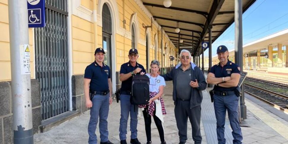 Siracusa, due turisti dimenticano sul treno uno zaino con 2.300 euro: la polizia restituisce l'intera somma