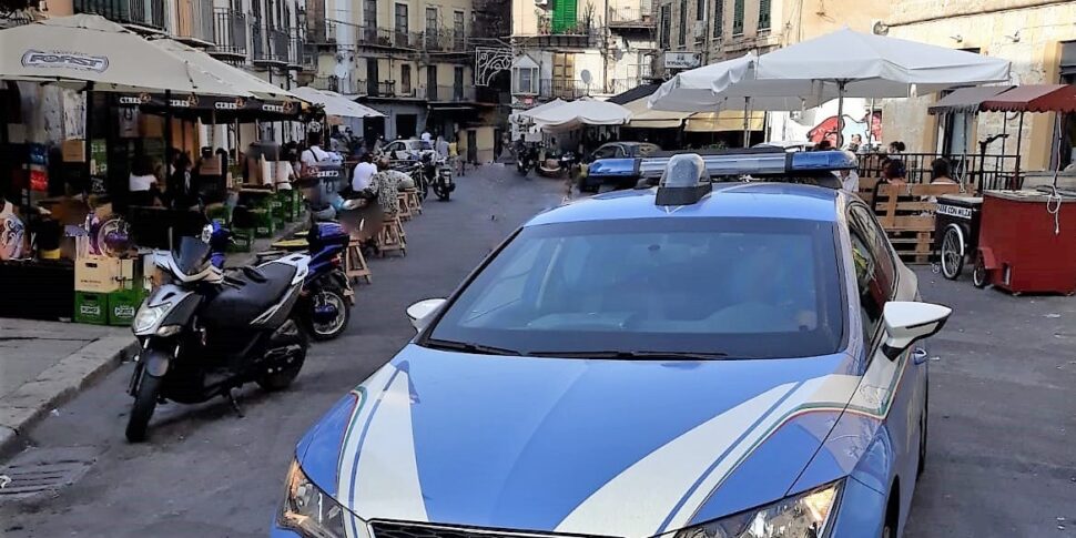 Palermo, minaccia di lanciarsi dal tetto: salvato dai poliziotti