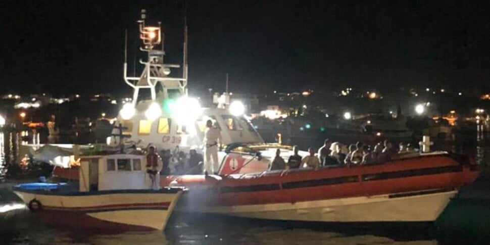 Sbarchi senza tregua a Lampedusa, salgono a 12 gli approdi con un totale di 398 persone