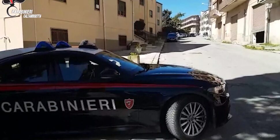 Serradifalco, danneggia le auto della donna che lo ha denunciato e la minaccia di morte: arrestato