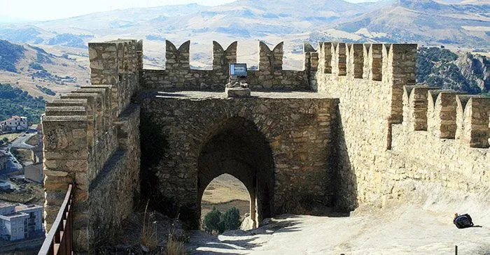 Sicilia: la verità incisa in un castello