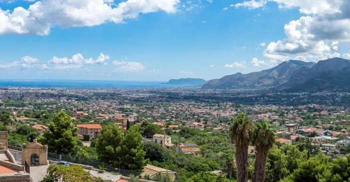 Signora Rocca dona vista unica su Palermo: tempo sospeso lassù.