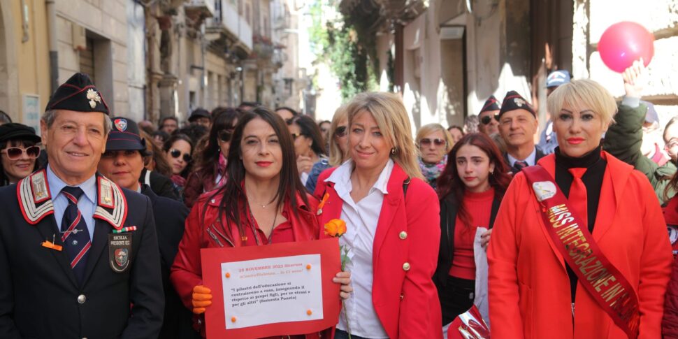 Con un cordone umano, Siracusa ha detto basta ai femminicidi