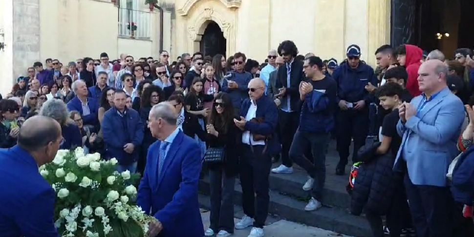 Solarino si ferma per l'ultimo saluto a Chiara, la studentessa investita e uccisa a Catania