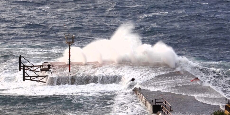 Isole Eolie sferzate da venti e mareggiate, il molo di Filicudi sommerso. Il video