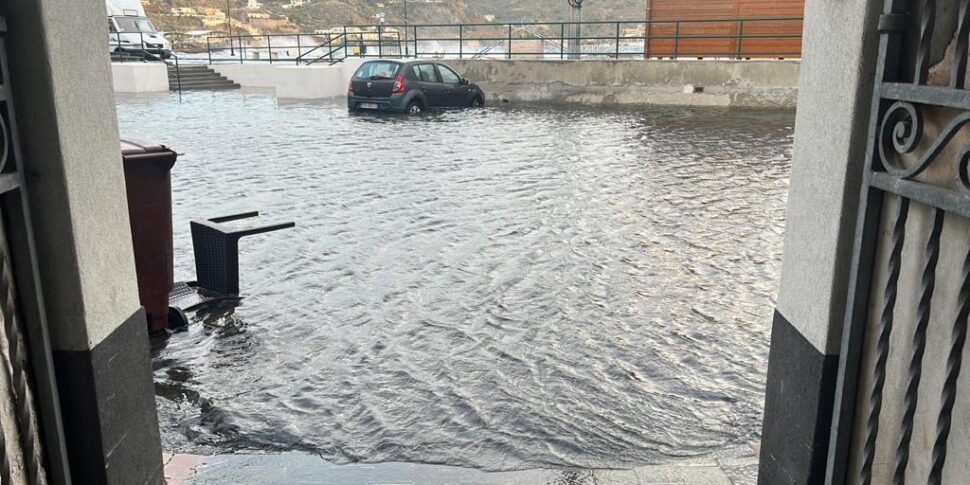 Isole Eolie sferzate dal maltempo, saltano i collegamenti