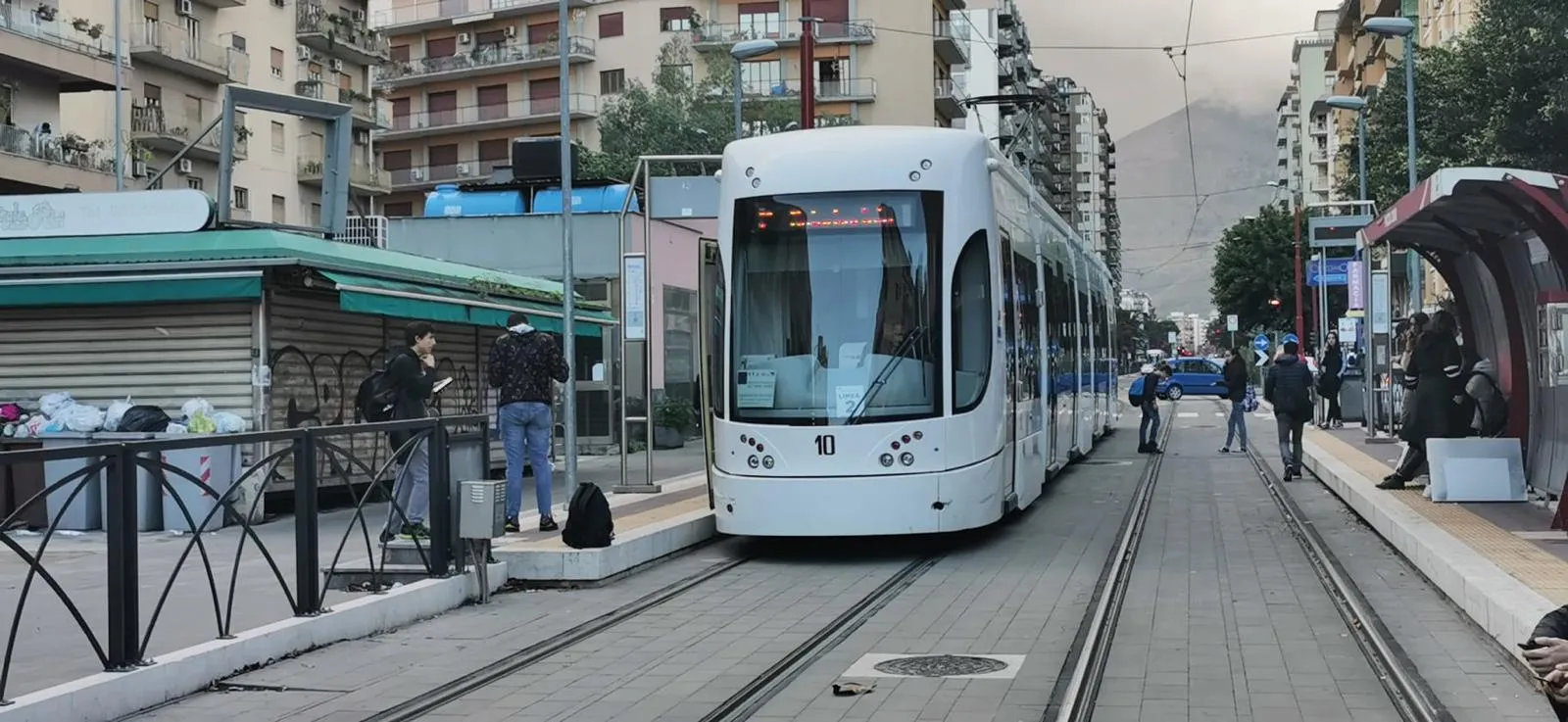 Tram investe uomo a Palermo, pedone in ospedale