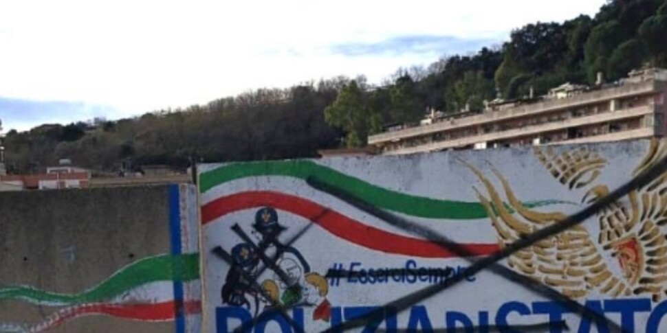 Vandalizzato con croci nere il murales della polizia a Messina, indagini in corso