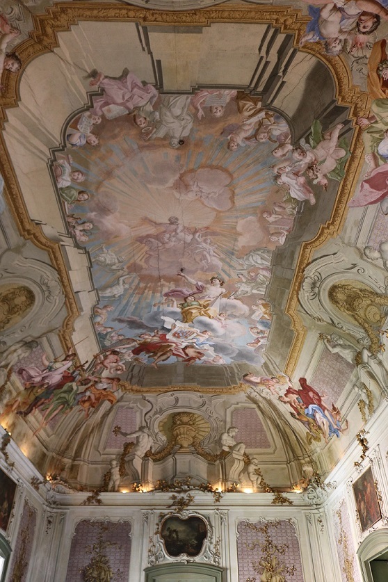 Sala da ballo di Villa Resuttano con gli affreschi di Vito D_Anna (1762).