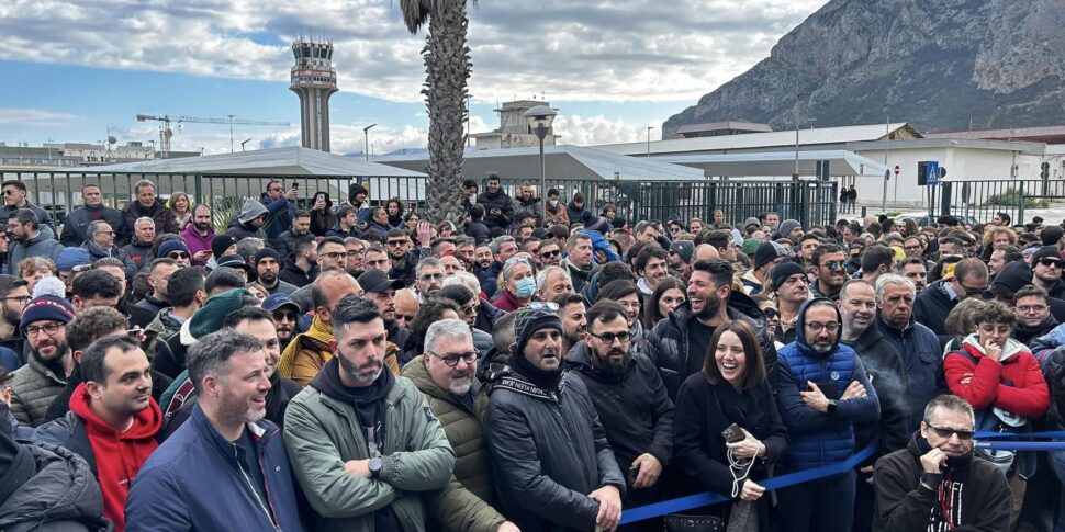 Palermo, in centinaia in aeroporto per l'asta degli oggetti smarriti