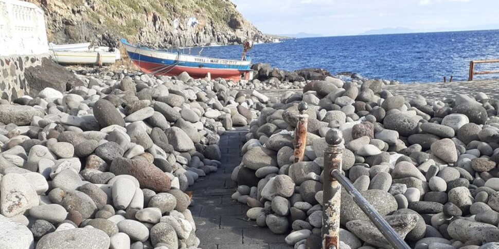 Mareggiata a Filicudi, il porticciolo e il lungomare di Pecorini invasi dalle pietre