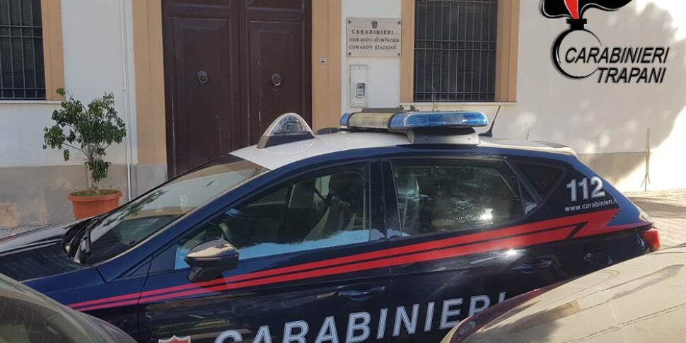 Alcamo, viola il divieto di avvicinamento alla moglie: lei lo fotografa e chiama i carabinieri che lo arrestano