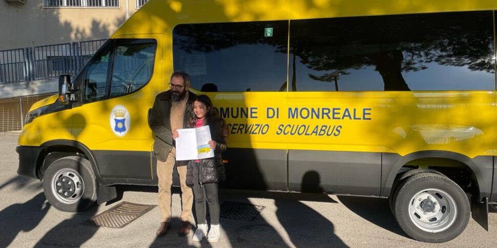 Alunna chiede lo scuolabus al sindaco di Monreale e lui lo compra