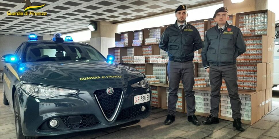 Palermo, la finanza blocca un carico con due tonnellate di sigarette di contrabbando: 2 arresti