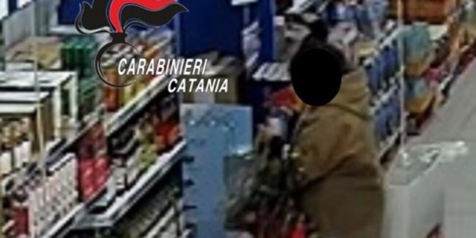 Rubano bottiglie di alcolici in un supermercato del Catanese, arrestati