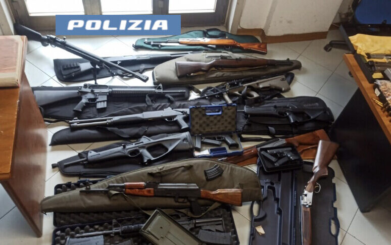 Catania, custodiva arsenale in caveau blindato in mansarda: denunciato