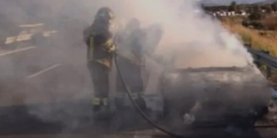 Paura sull'autostrada Palermo-Catania: auto in fiamme ad Enna, passeggeri in salvo