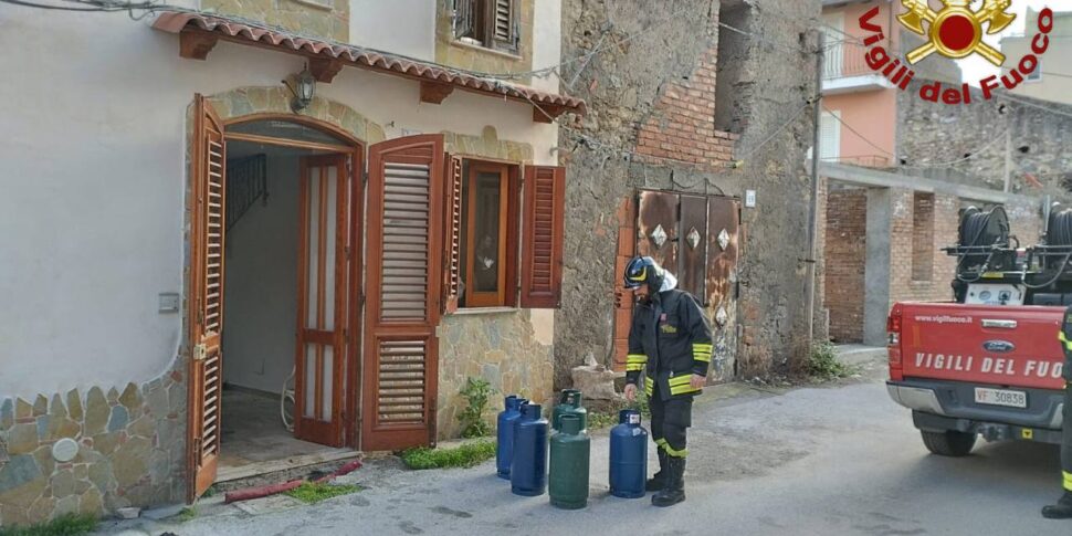 Barcellona, scoppia un incendio nella cucina di casa: c'è un ferito con ustioni in varie parti del corpo