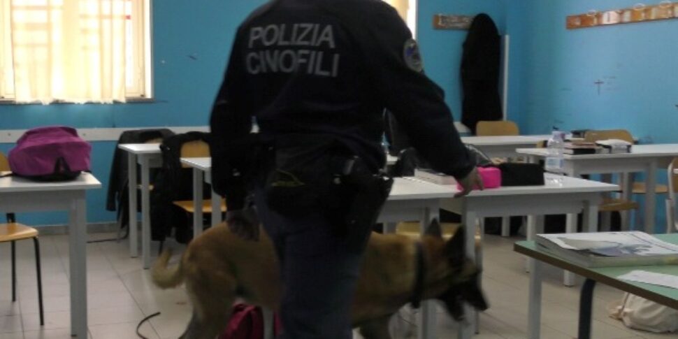 Blitz in una scuola di Pachino, trovati droga e soldi