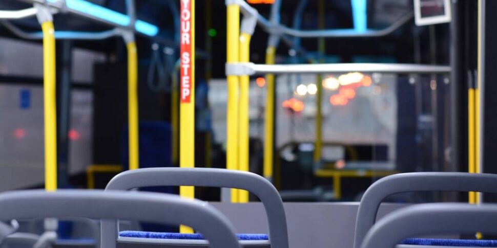 Bus per il trasporto di studenti tra Pozzallo e Ispica senza assicurazione: sequestrato e ragazzi a piedi